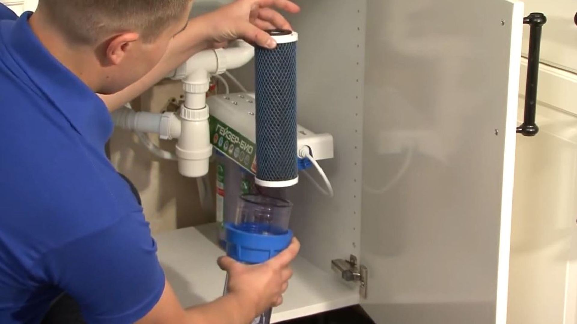 Почему вода из скважины имеет ржавый оттенок и как выбрать лучший фильтр для ее очистки