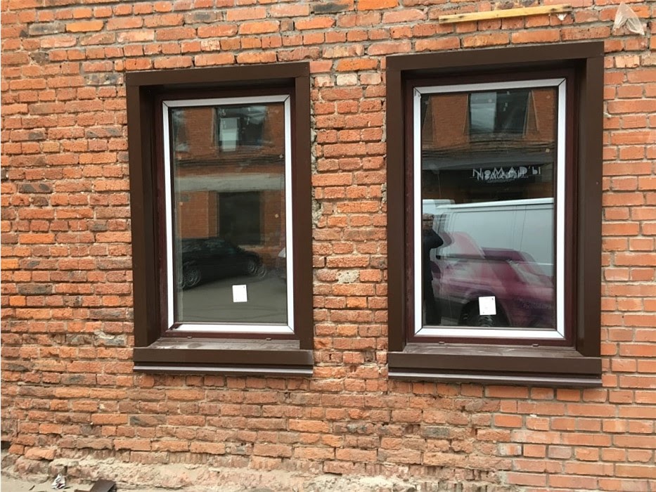 Дизайн белых окон с коричневыми откосами фото