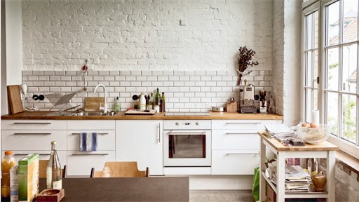 Дизайн белой кухни с деревянной столешницей фото