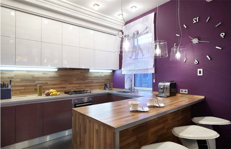 Фиолетовая кухня: гарнитур, шторы, столешница и рабочий фартук