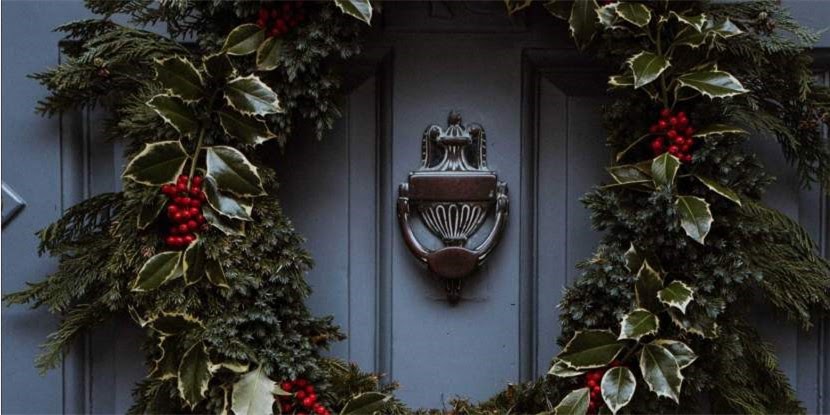 Как украсить дверь к Новому году — традиционные варианты красивого оформления фото