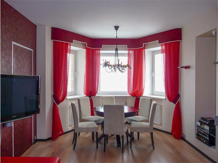 Красные шторы в интерьере комнат фото