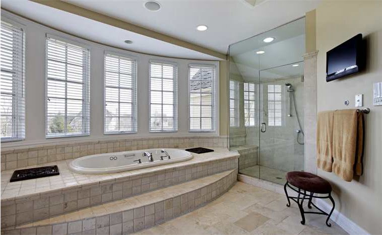Подиум в ванной комнате как современное оформление большой ванны фото