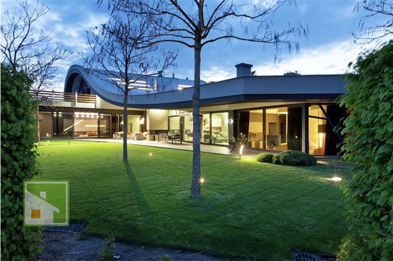 Дом с волнообразной крышей от архитекторской студии Sbm – естественные очертания природных форм фото
