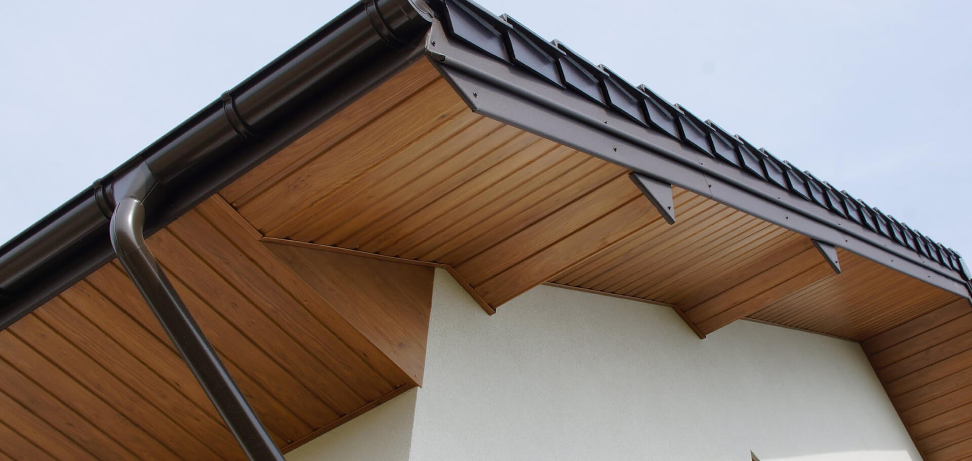 Основные принципы монтажа и определение толщины сайдинга для лобовой доски на крыше