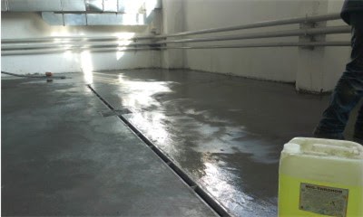 Что делать, если пылит бетонный пол в гараже и чем его обработать?