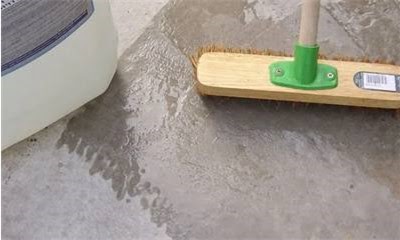Как и чем обработать, покрыть бетонный пол чтобы не пылил? фото