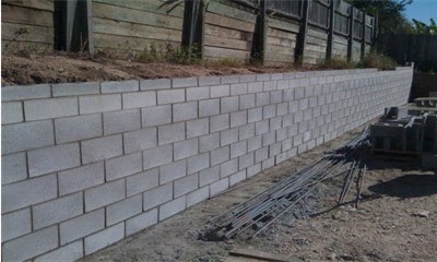 Как построить подпорную стенку из блоков на участке? фото
