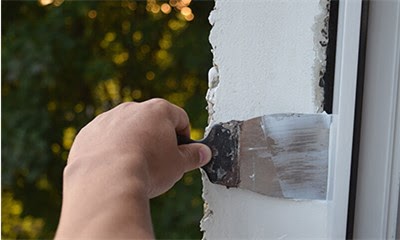 Как правильно и чем заделать щель между окном и стеной?