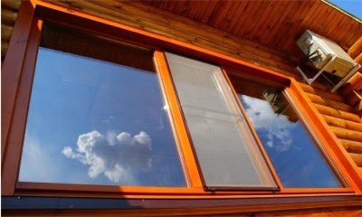 Как правильно выбрать и установить сетку на деревянные окна от комаров?