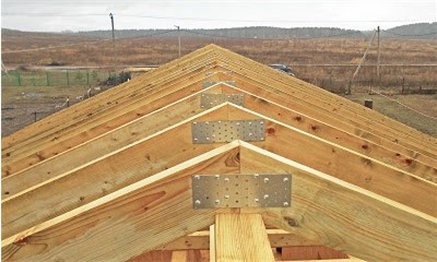 Как рассчитать высоту конька двухскатной крыши по отношению к ширине дома и другими способами? фото