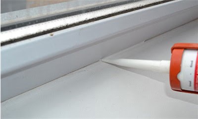 Как заделать щель между окном и подоконником?