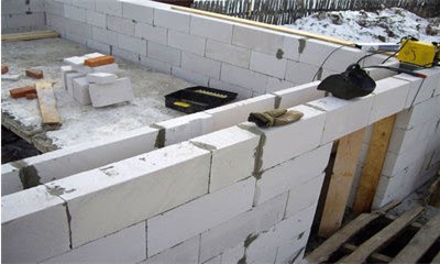 Какой должна быть толщина стен из газосиликатных блоков и как ее рассчитать? фото