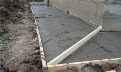 Какой, согласно нормативам, должна быть толщина и конструкция отмостки из бетона вокруг дома? фото