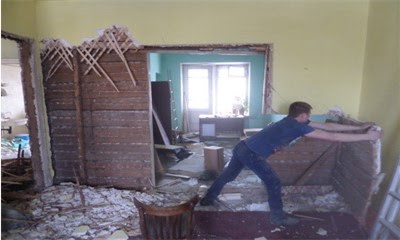 Когда необходим демонтаж деревянных перегородок и стен, каковы расценки в смете на эту работу? фото