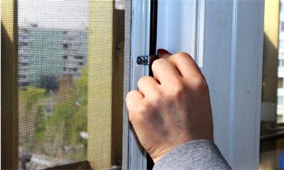 Когда необходим ремонт москитных сеток на окнах, рекомендации по проведению работ