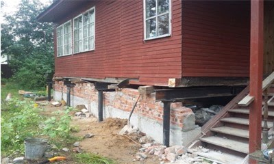 Когда необходима замена фундамента под деревянным домом на винтовые сваи, сколько это стоит и какой порядок работ? фото