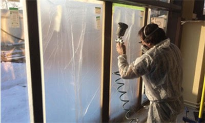 Можно ли делать покраску пластиковых окон, чем и как покрыть уже установленные ПВХ-конструкции?