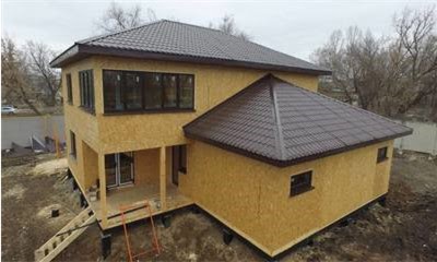 Оригинальное и надежное решение при строительстве дома — трехскатная крыша фото