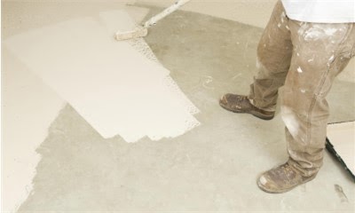 Особенности акриловой краски для бетонных полов