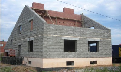 Особенности строительства стен дома из бетонных блоков и технология кладки фото