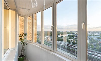 От чего зависят цены на остекление лоджий и балконов пластиковыми окнами?