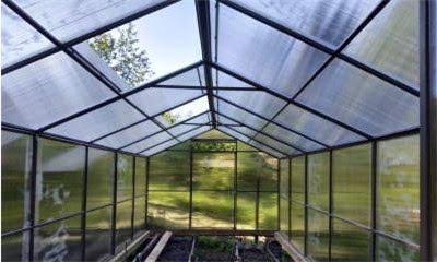 Отличный выбор для садоводов, выращивающих растения рядами: теплица с двускатной крышей фото