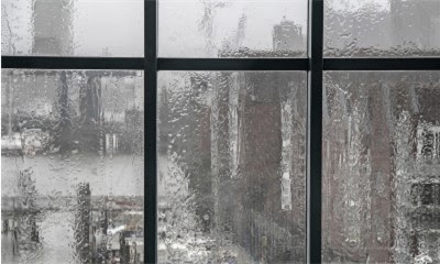 Почему потеют окна на балконе и лоджии: что делать и как избавиться от конденсата? фото
