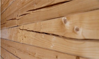 Почему появляются трещины в брусе снаружи дома, и чем лучше всего заделать дефекты? фото