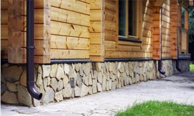 Подходящие варианты отделки и инструкция по обшивке цоколя деревянного дома фото