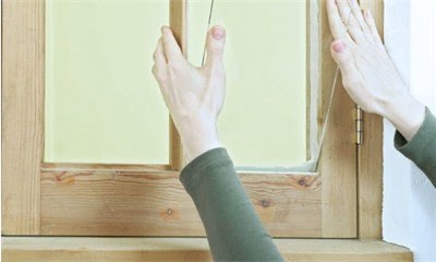 Процесс вставки стекол в деревянные окна