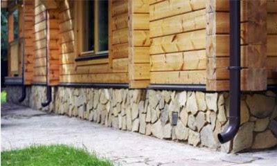 Способы обустройства цоколя деревянного дома