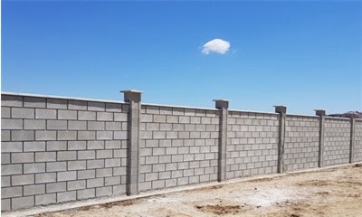 Строим забор из шлакоблока для частного дома: этапы работ, рекомендации, фото