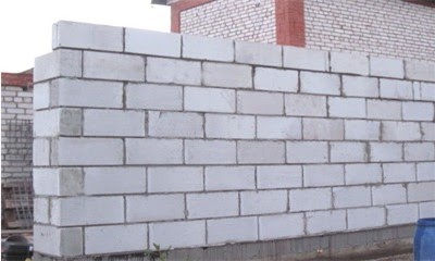 Требования к толщине стен из пеноблока, как правильно её рассчитать при строительстве дома?