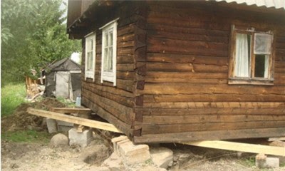 В каких случаях и как происходит замена фундамента под деревянным домом, какова цена работ? фото