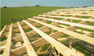 Важный этап при монтаже односкатной крыши — крепление стропил: правила, способы, инструкция фото