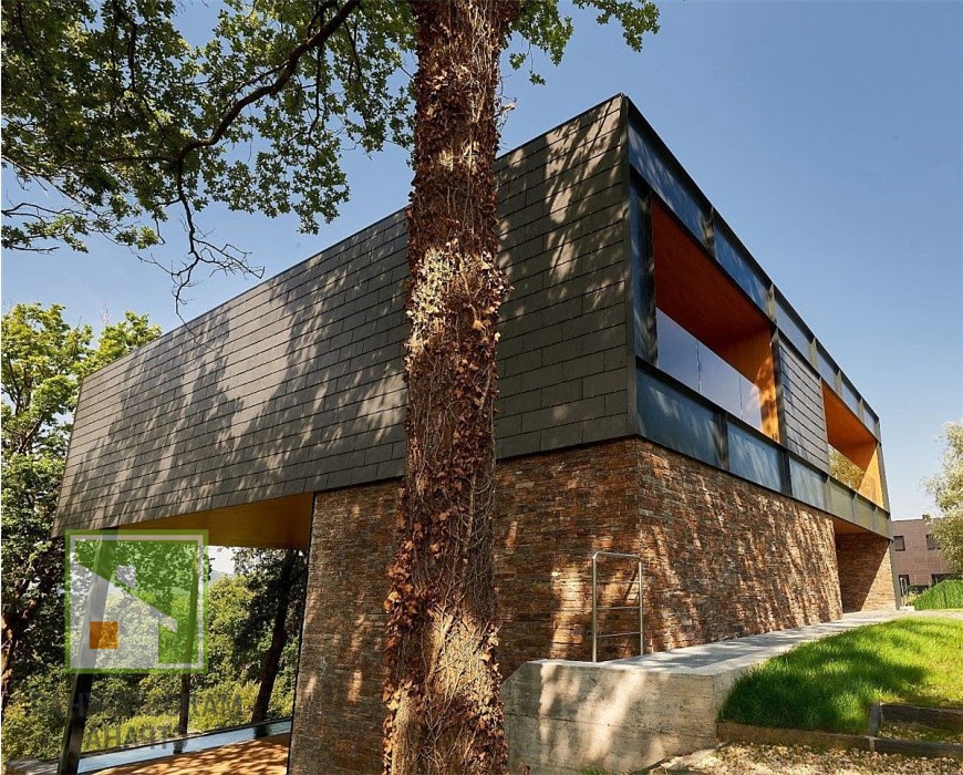 Инновации интерьера и материалов – просторный каркасно-модульный «парящий» дом для семьи от компании Sustainable Energy & Housing Architects фото