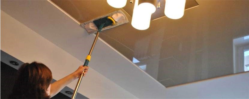 Как помыть натяжной потолок на кухне и в комнатах, чтобы не было разводов фото