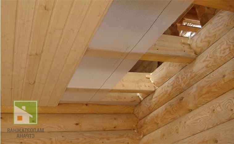 Критерии выбора и правила укладки пароизоляции на потолок в деревянном доме