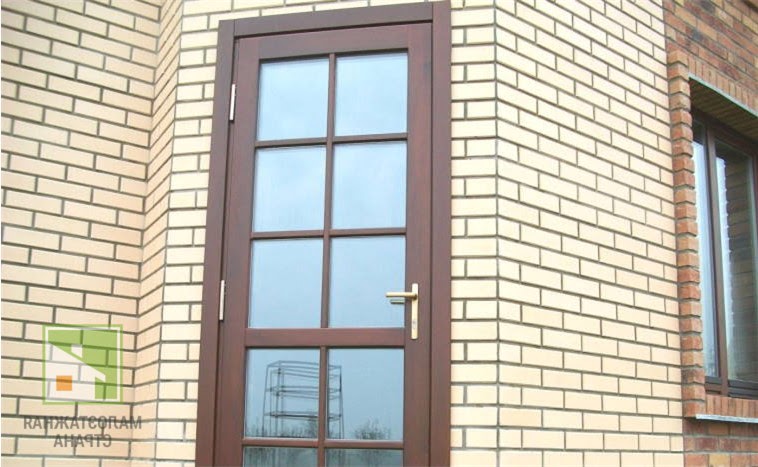 Пластиковые входные двери в частный дом: сравнение с металлическими и деревянными