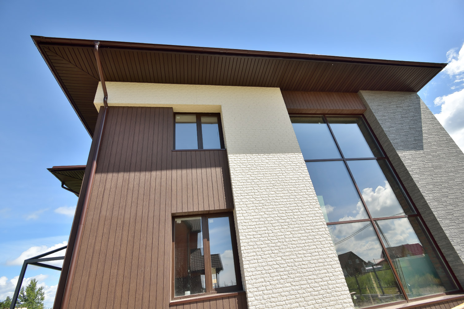 Японские фиброцементные панели: безупречная отделка фасада дома и их преимущества. Обзор ведущих производителей и этапы монтажа.