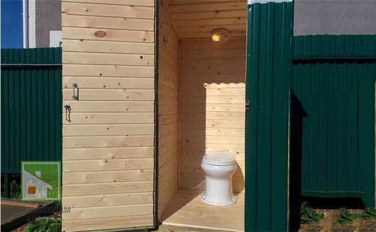 Туалет из профнастила: особенности строительства и порядок работ