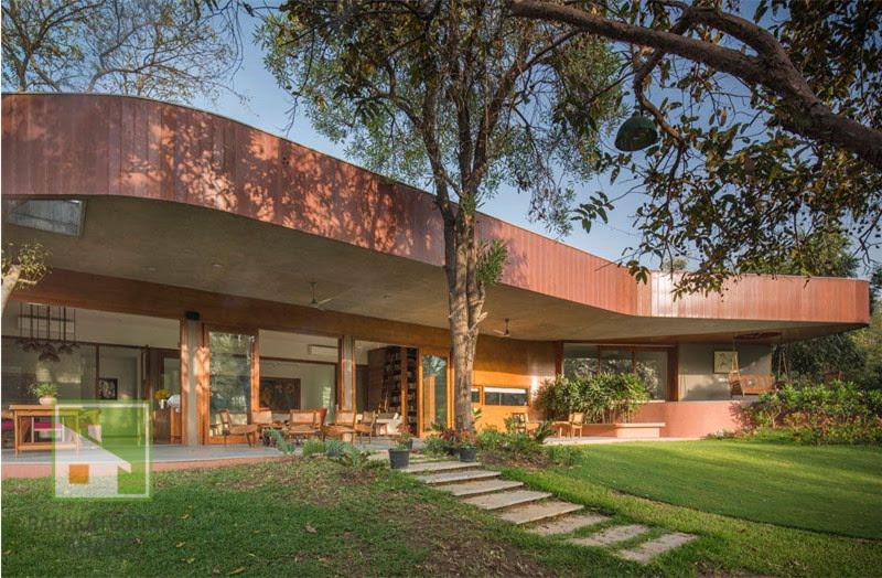 Загородный дом с просторной террасой в индийском Ахмадабаде: новинка от архитекторской студии Modo Designs